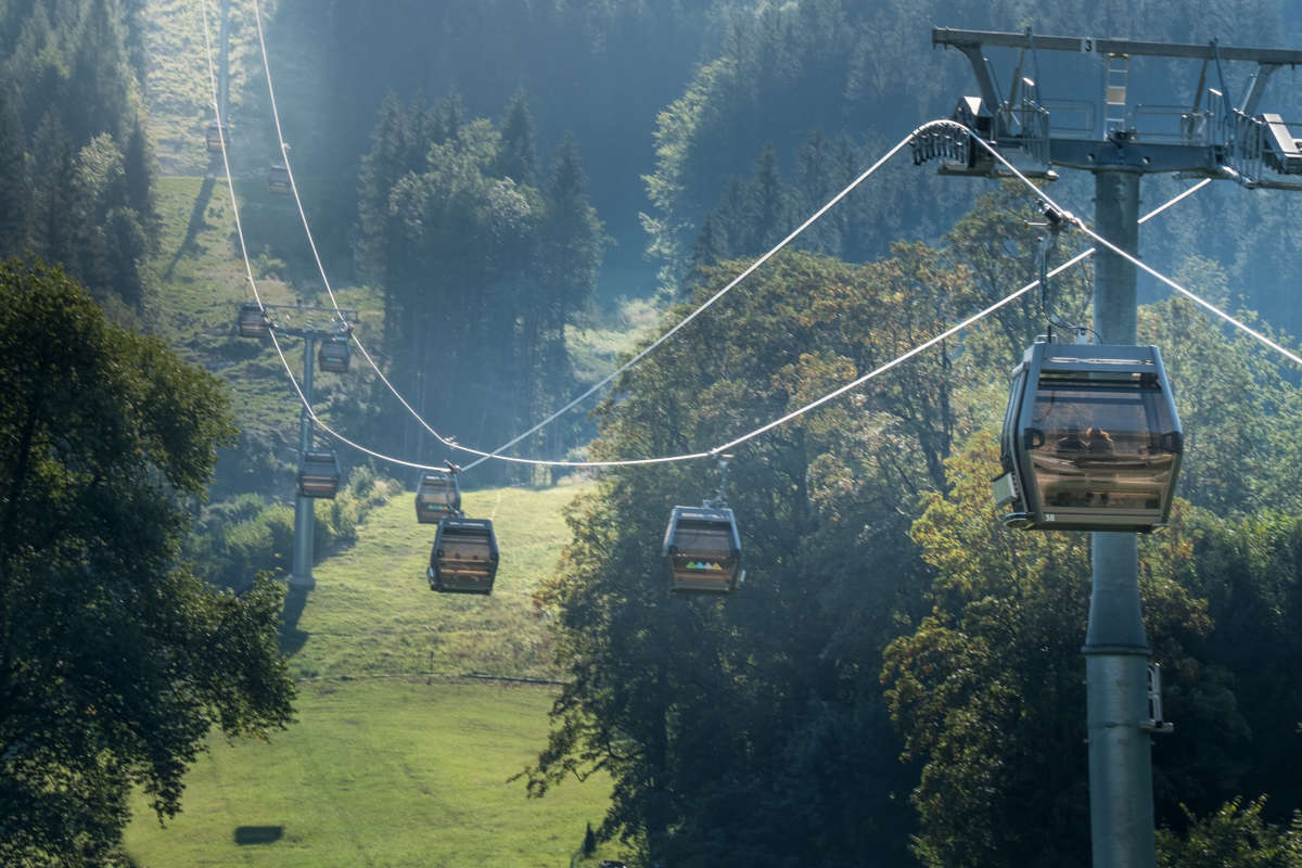 Gondeln der neuen Jennerbahn, die am Seil hängen