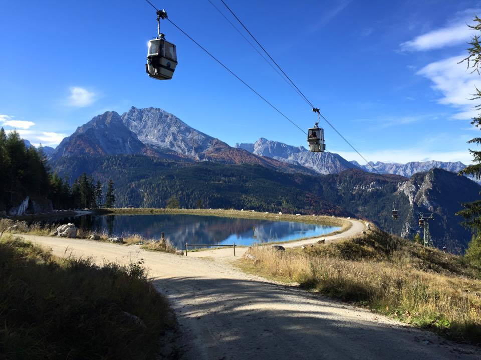 Die alte Jennerbahn aus dem Jahr 2010 über dem Speicherteich der Mittelstation