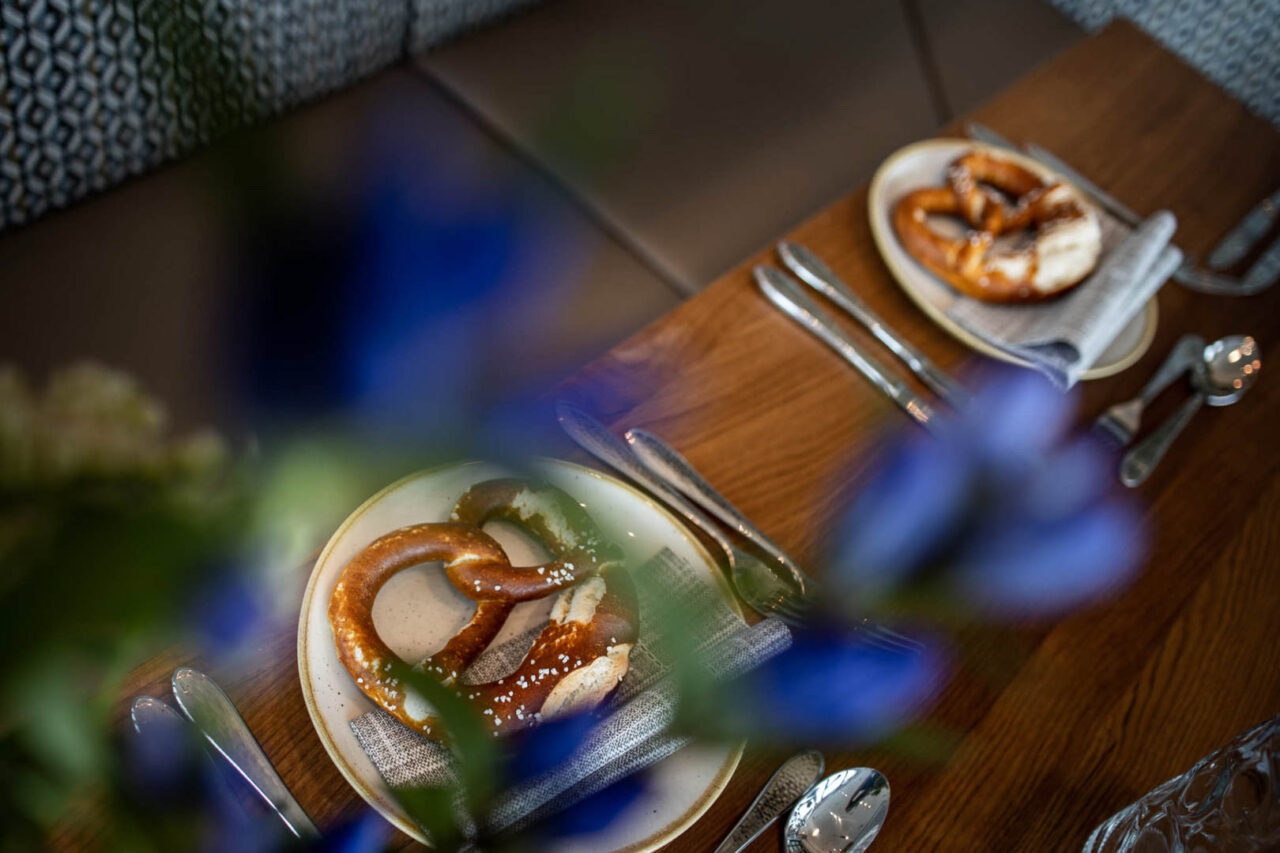 Gedeckter Tisch mit zwei Brezen