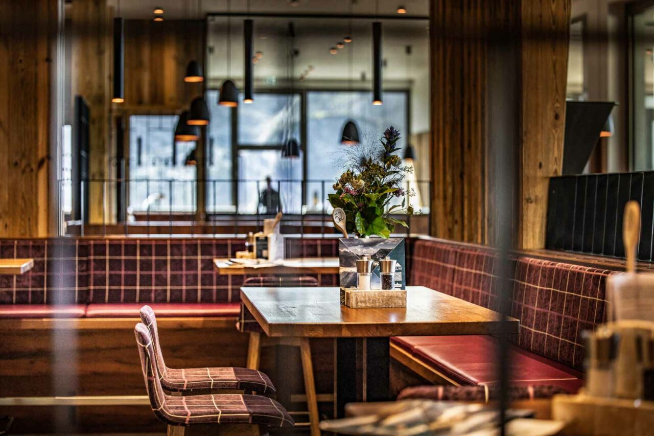 Stehtisch im Innenbereich eines Restaurants