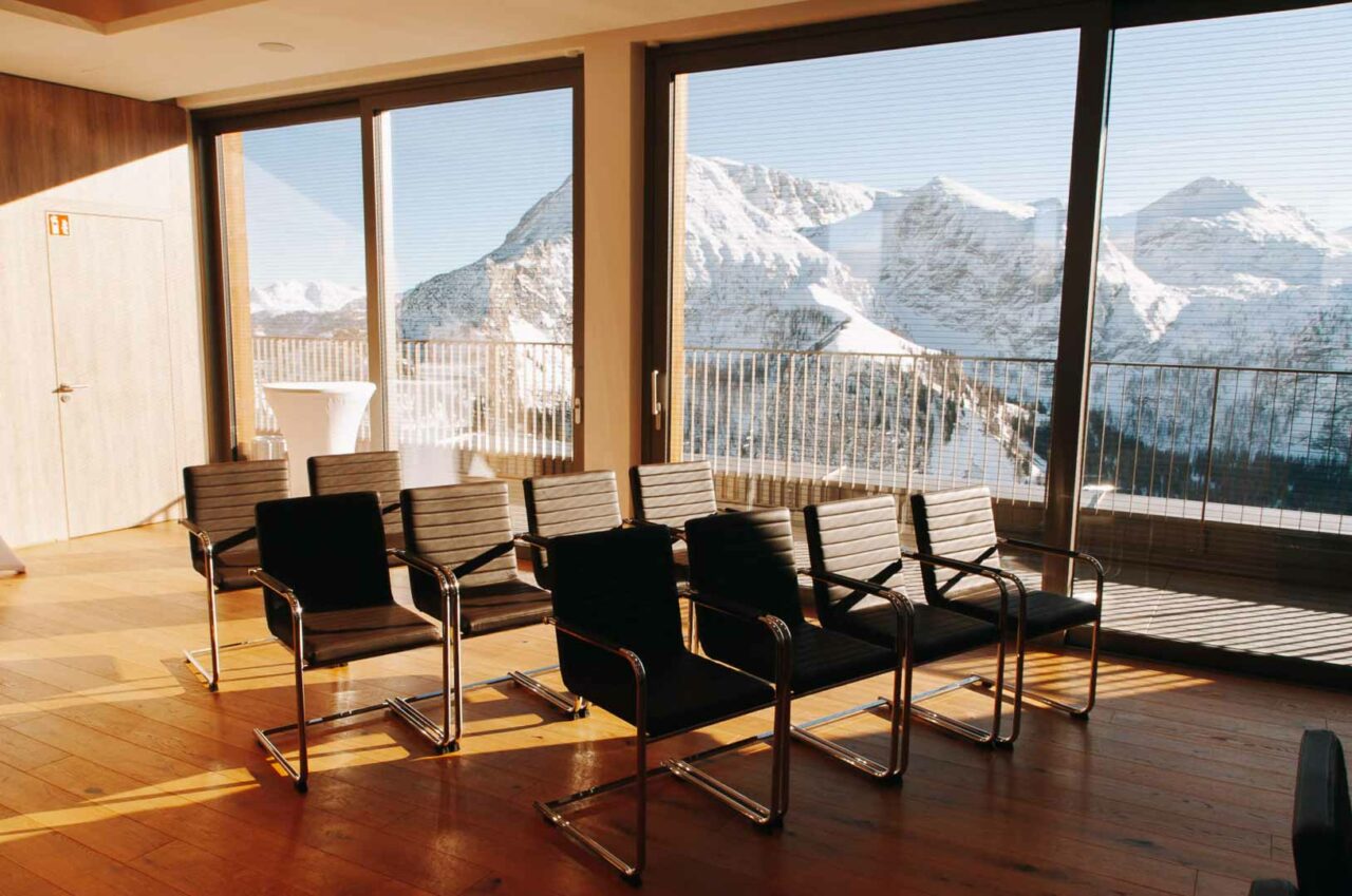 Stühle in einem Seminarraum mit Bergpanorama