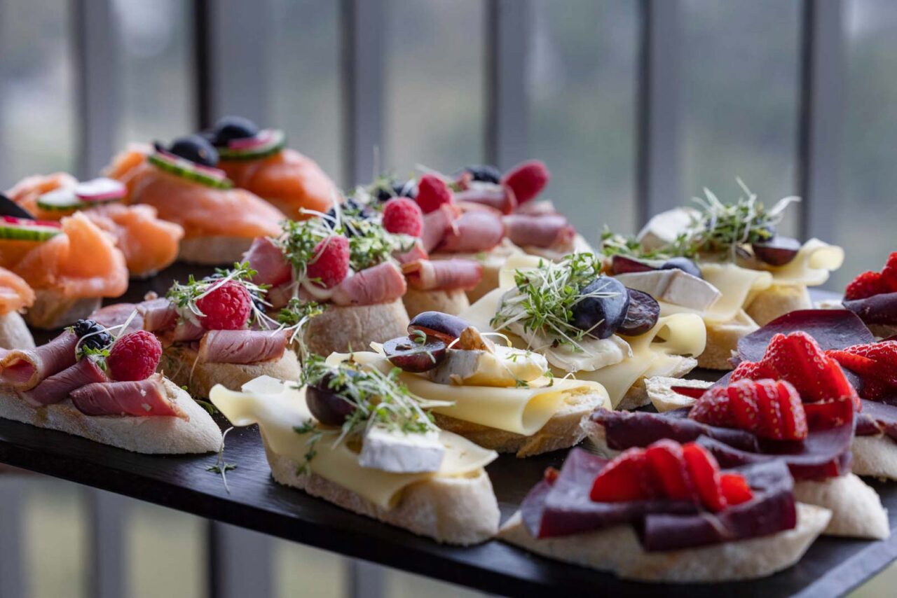 Verschiedene Canapes auf einem Brett