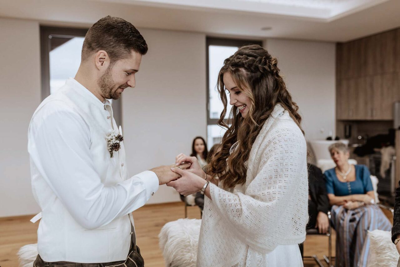 Braut legt Bräutigam den Ring an