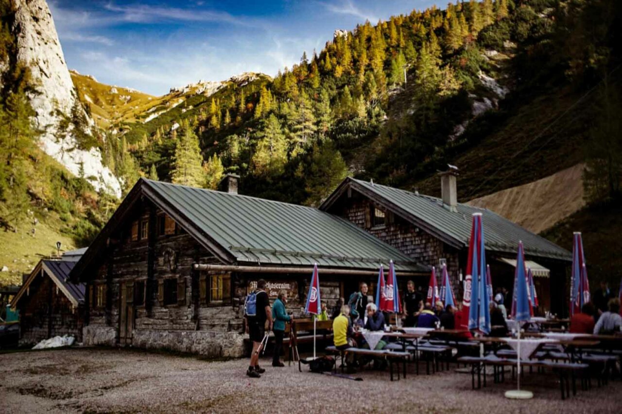 Eine Alm in den Bergen