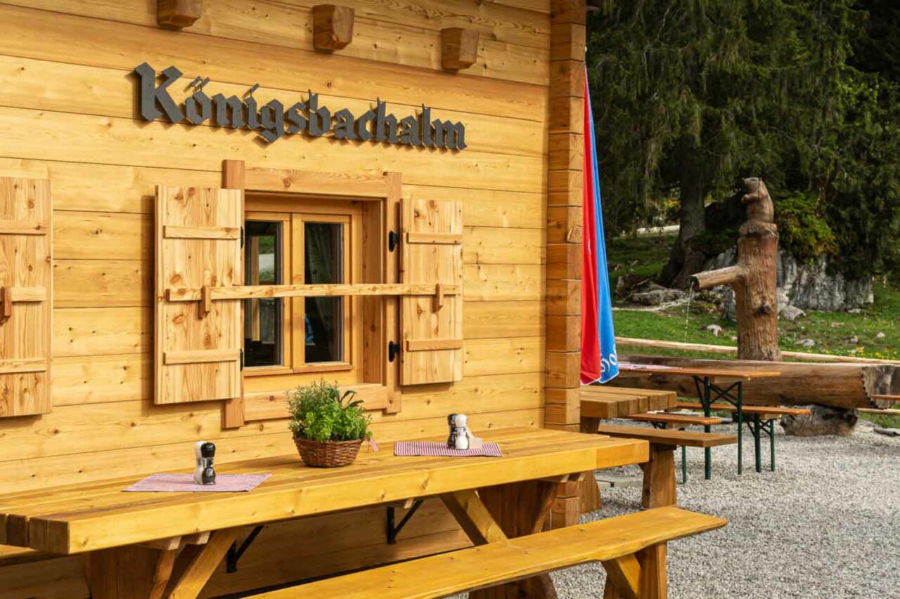 Blick auf die Terrasse der Königsbachalm