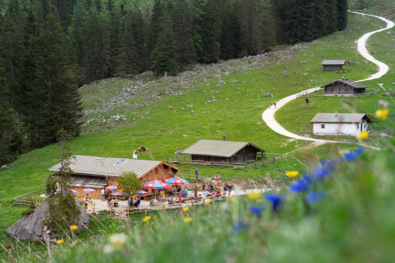 Eine Alm in den Bergen