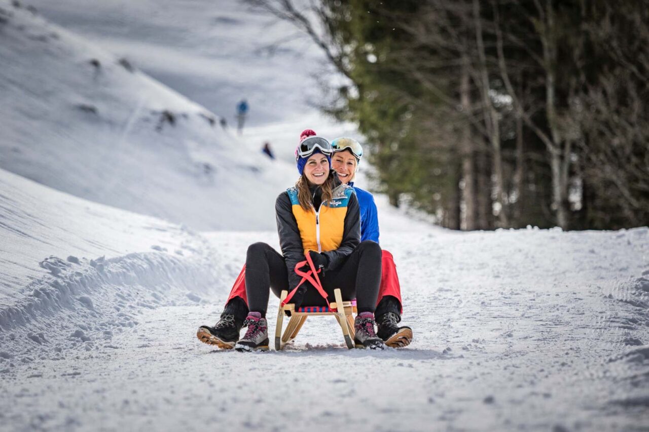 Zwei Frauen frontal beim Rodeln