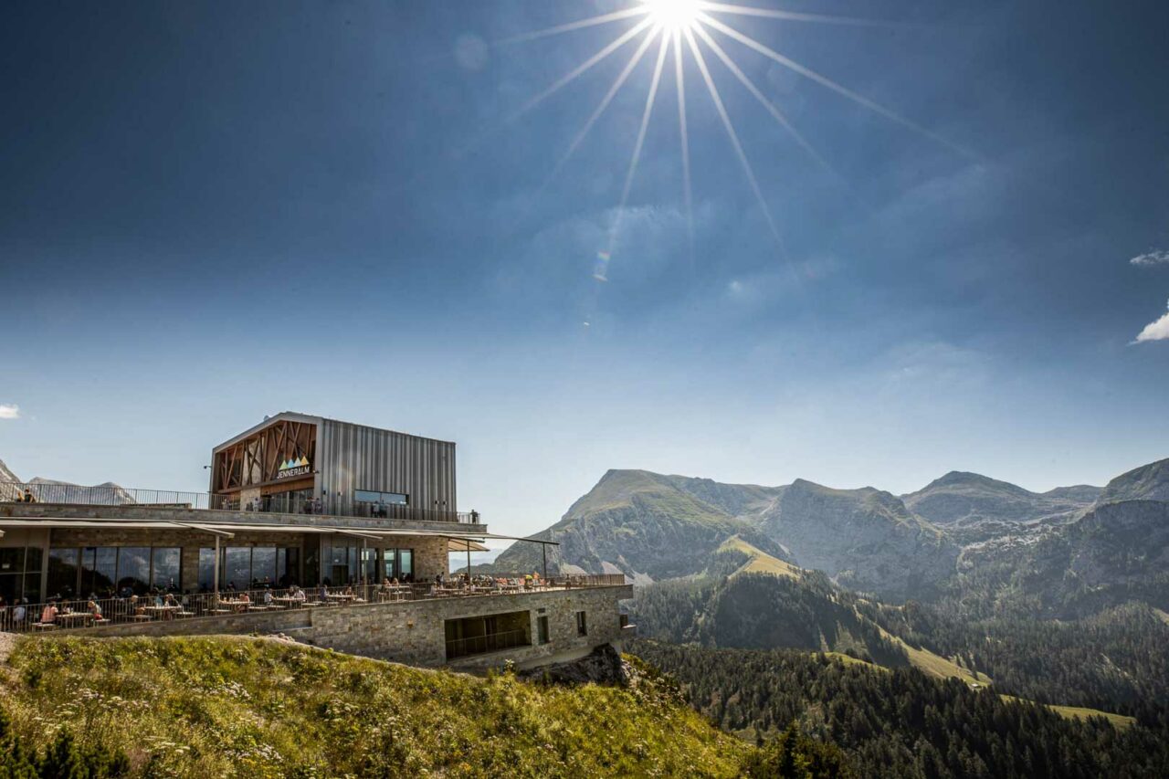 Das Restaurant Jenneralm an der Bergstation der Jennerbahn bei gutem Wetter