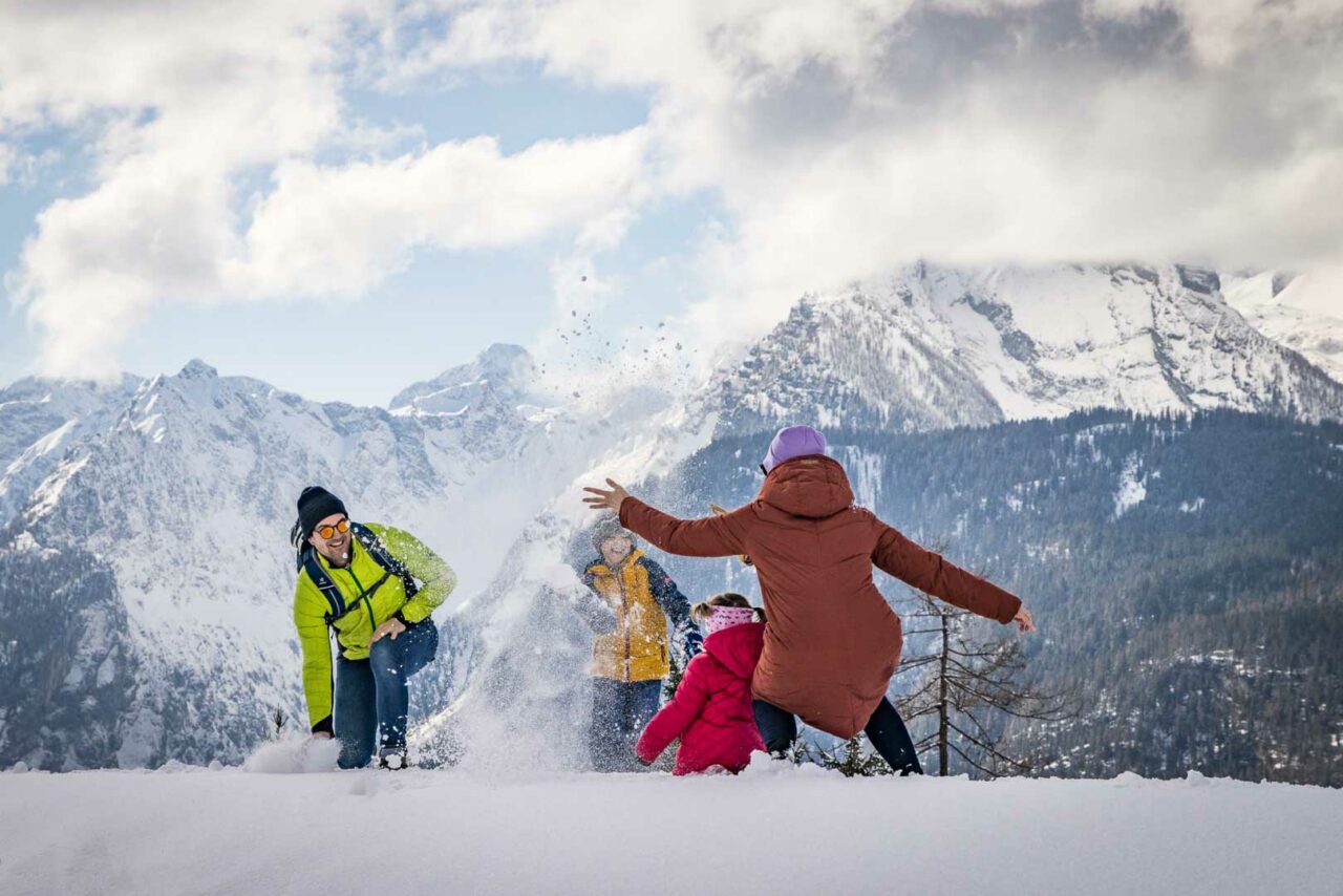 Eine Familie, die im Schnee spielt