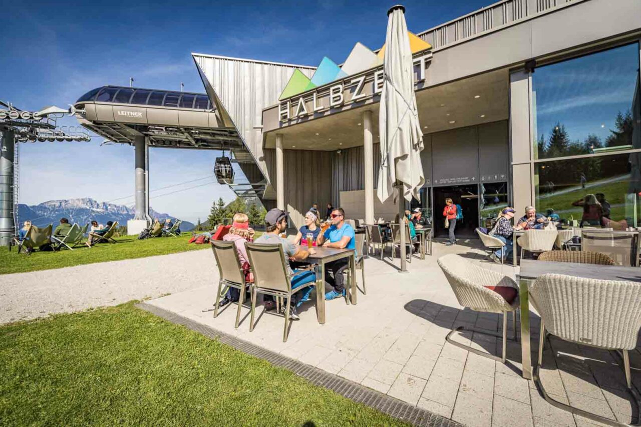 Terrasse der Halbzeit bei Mittagszeit